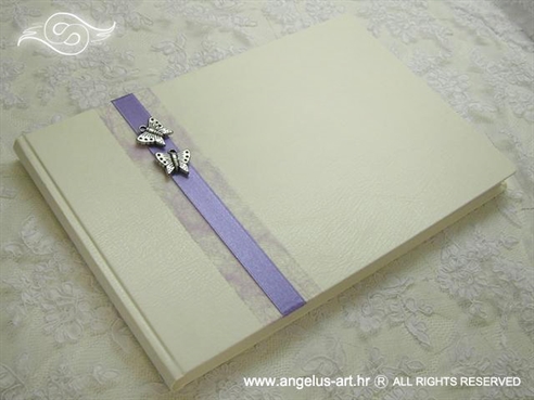 bijela knjiga dojmova za vjenčanje s lila mrežom i srebrnim leptirima