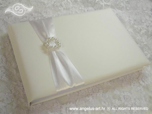 bijela knjiga gostiju za vjenčanje sa satenskom trakom i bijelim perlama
