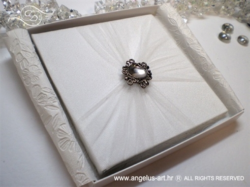 bijela knjiga za vjenčano prstenje s brošem i organdijem