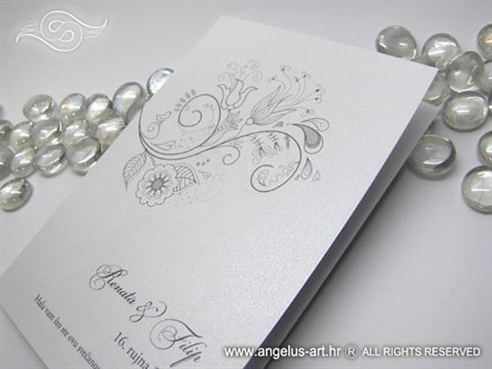 bijela perlasta zahvalnica za vjenčanje s ornamentima i cvjetovima