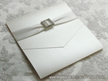 bijela pozivnica pismo sa srebrnastim brošem