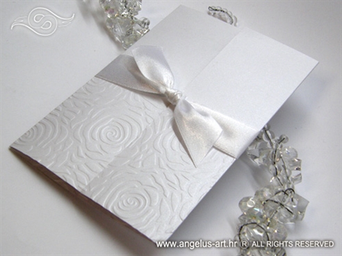 bijela pozivnica za vjenčanje s 3D ružom i bijelom mašnom