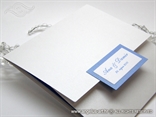 bijela pozivnica za vjenčanje s plavim detaljima