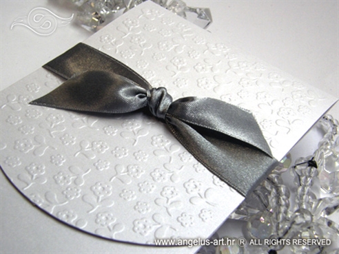 bijela pozivnica za vjenčanje sa srebrnom mašnom i cvjetićima