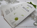 bijela pozivnica za vjencanje u obliku bookmarkera sa slikom cvijeta