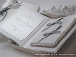 bijelo srebrni jastučić za prstenje u obliku knjige
