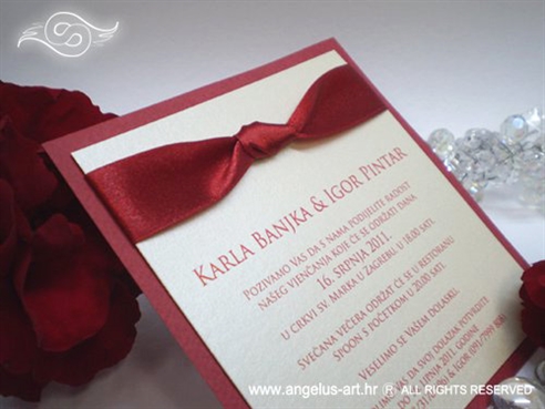 bordo crvena pozivnica za vjencanje s crvenom satenskom trakom