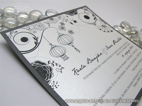 crno srebrna pozivnica za vjenčanje s ornamentima i lampionima