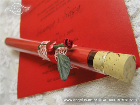 crvena pozivnica za vjenčanje u epruveti s ružom i srcem