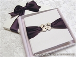 jastucic za vjencano prstenje u obliku knjige dekoriran brosem u obliku leptira