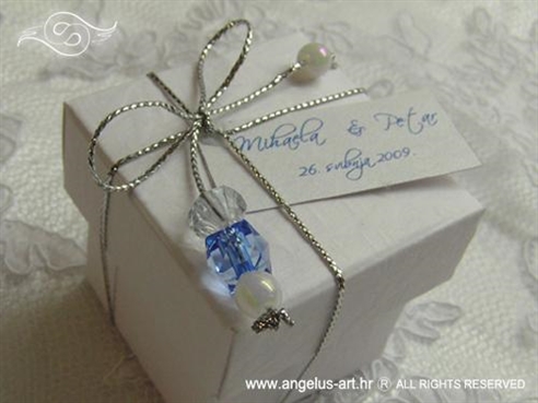konfet za vjenčanje bijeli s plavim perlicama i mašnicom