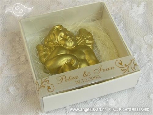 konfet za vjenčanje magnet zlatni anđeo u kutijici s imenima mladenaca