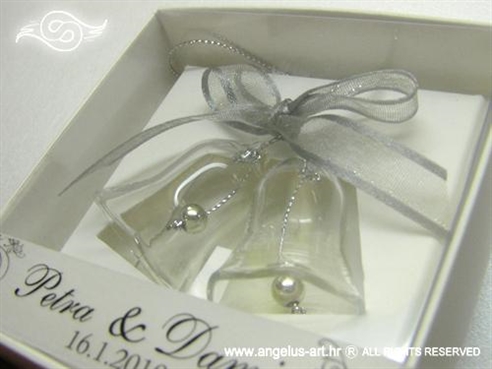 konfet zvončići za vjenčanje u kutijici sa srebrnom mašnom