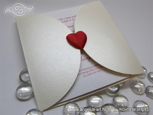 krem pozivnica za vjencanje sa crvenim srcem