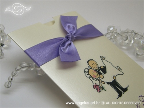 ljubičasta krem pozivnica za vjenčanje s mašnom i karikaturom mladenaca