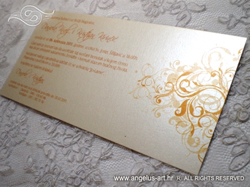 narančasta pozivnica za vjenčanje na perlastom kartonu