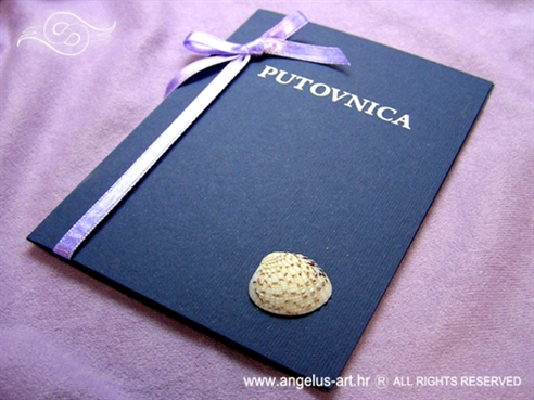 plava pozivnica putovnica s lila mašnom i školjkom