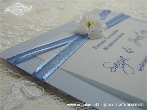 plava pozivnica s bijelim cvijetom