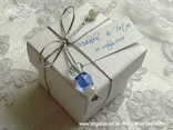 plavi konfet za vjenčanje u bijeloj kutijici s perlicama