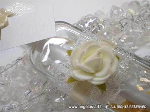 pozivnica u boci s bijelom ružom i bijelom mrežom