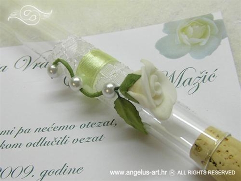 pozivnica u epruveti s bijelom ružom i biserima