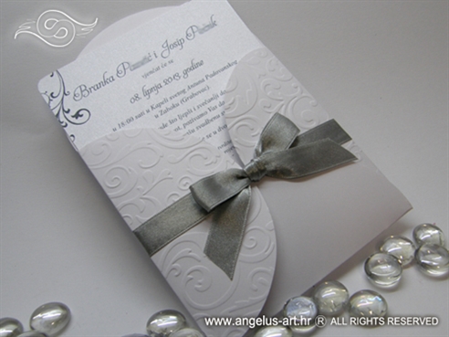 pozivnica za vjencanje u bijeloj omotnici sa srebenom masnom