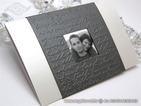 sivo srebrna pozivnica za vjenčanje s 3D strukturom rukopisa