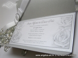 srebrna pozivnica s tiskom teksta i ruža