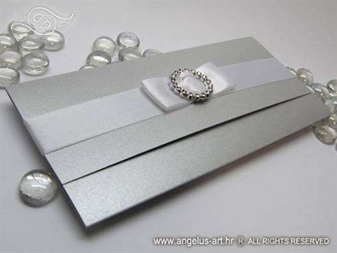 srebrna pozivnica za vjenčanje s bijelom mašnom i brošem