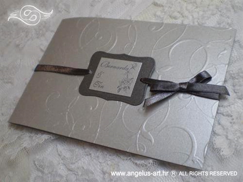 srebrna pozivnica za vjenčanje s mašnicom i ukrasnim kartončićem