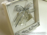 srebrni zvončići u kutijici za vjenčanje