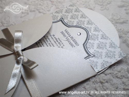 srebrno bijela pozivnica za vjenčanje s damask uzorkom