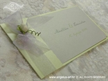 zelena pozivnica za vjenčanje s bijelom ružom i organdij mašnom