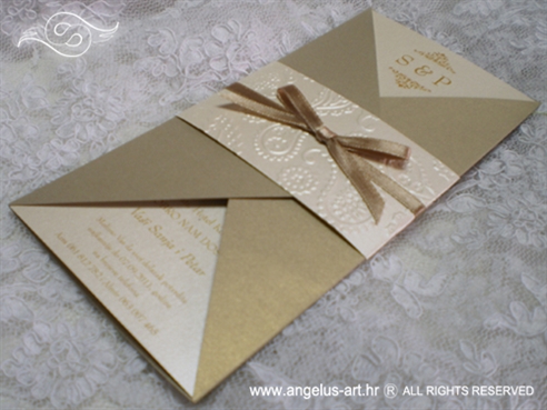 zlatna pozivnica za vjenčanje s 3D tiskom i zlatnom mašnom