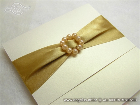 zlatna pozivnica za vjenčanje s brošem od perlica